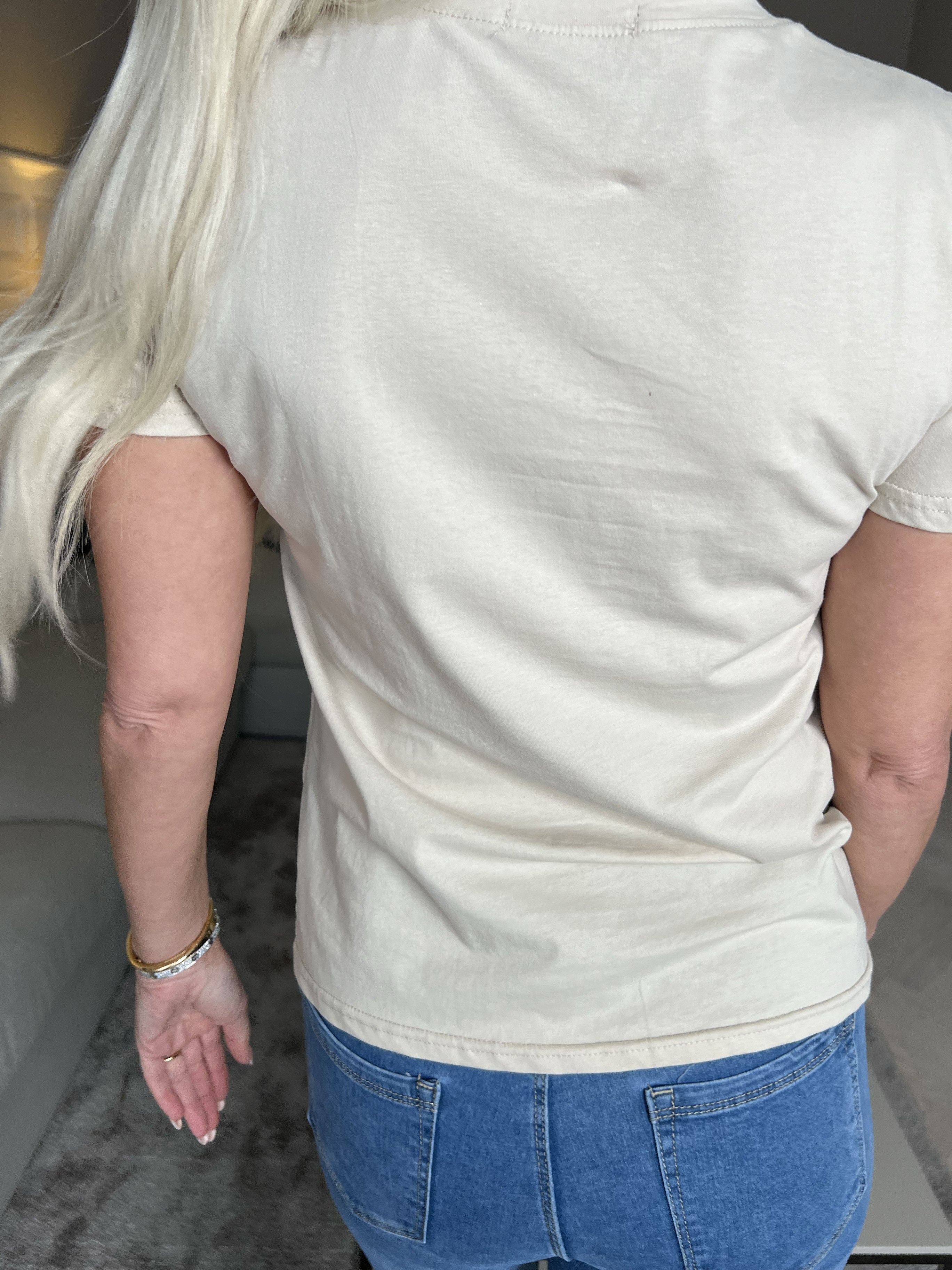 Coco - T-shirt med pärlor och mockakant på bröstet